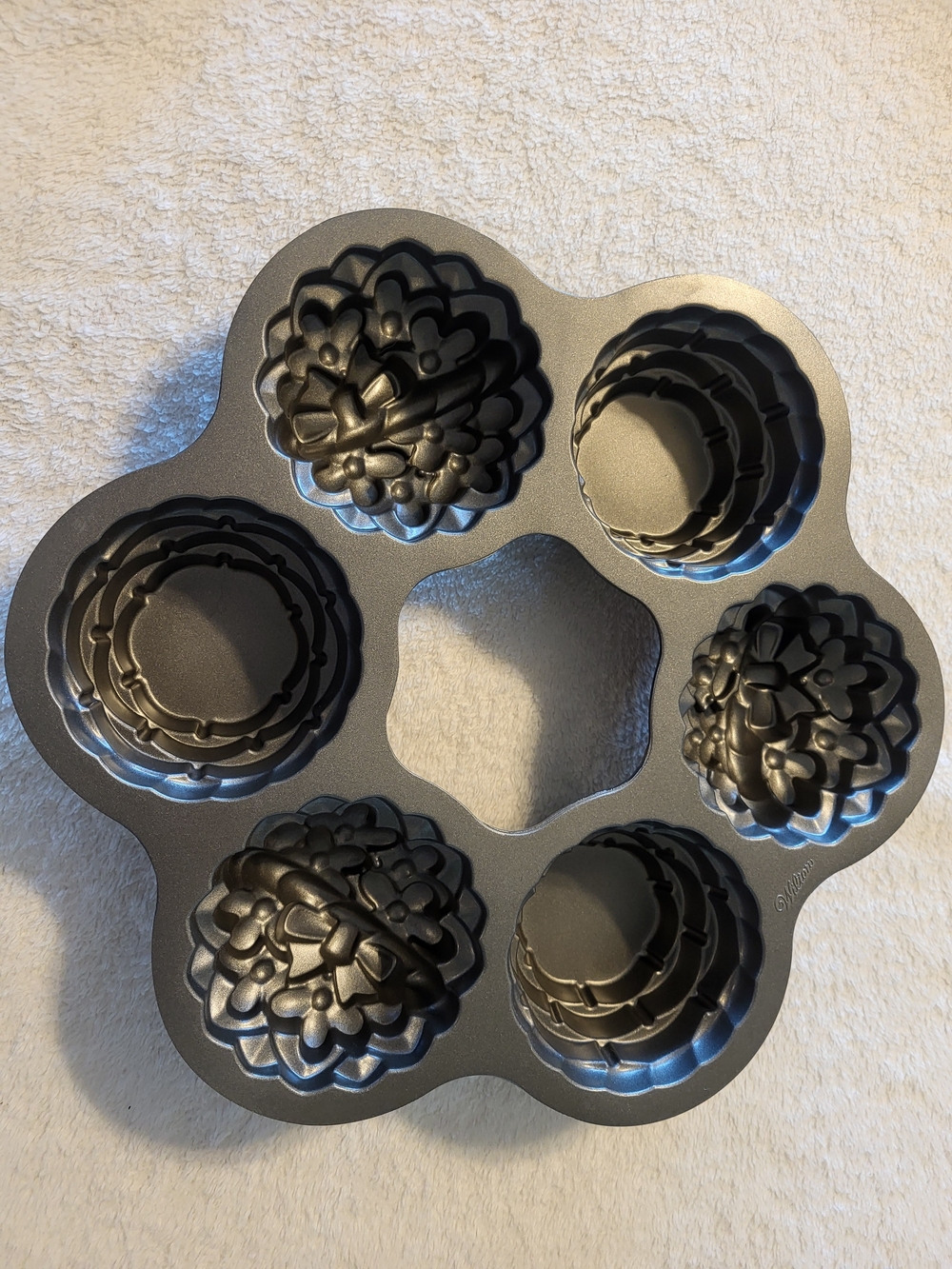 Wilton Flower Basket Mini Cake Cupcake Nonstick Pan Heavy Duty Bakeware Vintage